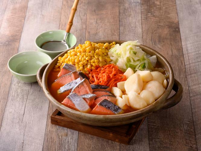 【函館・北見限定】鮭と野菜の旨みたっぷりの北海道産じゃがいもを使用した”北の恵みを味わう　石狩鍋”