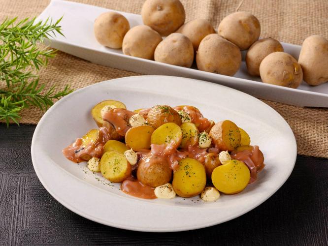 【釧路・帯広限定】ほくほくのじゃがいもに塩辛を添えたクセになる一品、”イカの塩辛じゃがバター”