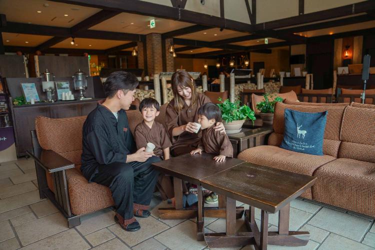 【1階/ロビー】ご家族で集まり、落ち着いてご滞在いただける設えを。