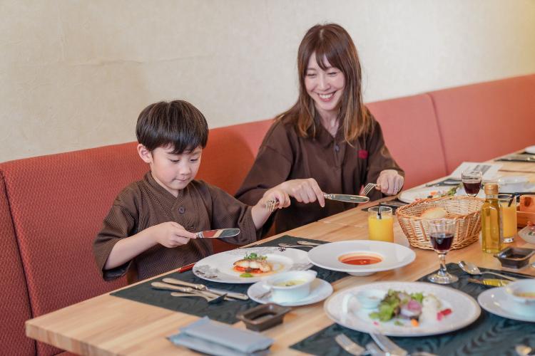 【夕食/家族旅】テーブルマナーをカジュアルに学ぶ、「ラビ育」してみませんか？