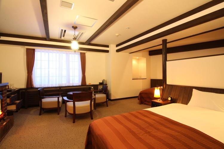 【デラックストリプル/42平米】3名様までご利用可能で、定員でご宿泊されても十分な広さの室内。