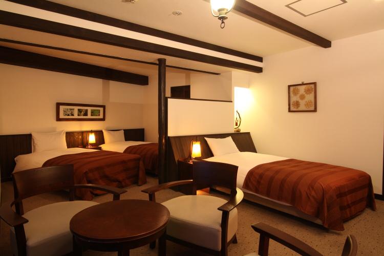 【デラックストリプル/42平米】ベッドサイズ:120cm×205cm 3台/定員:3名