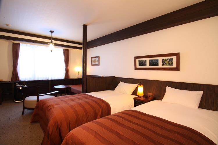 【マウントビューツイン/32平米】雄大な旭岳が室内からご覧いただける山側の客室。