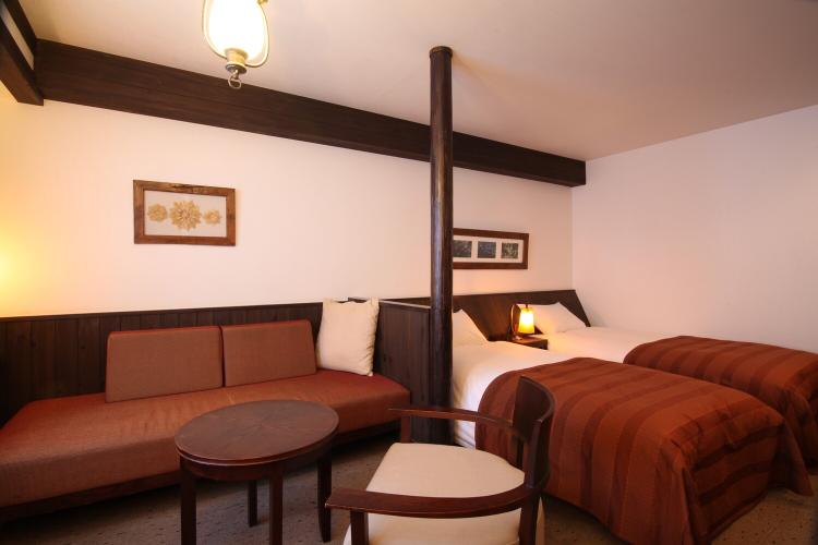 【マウントビューツイン/32平米】ソファーベッドを使用して最大3名様でもご宿泊可能な広々とした客室。