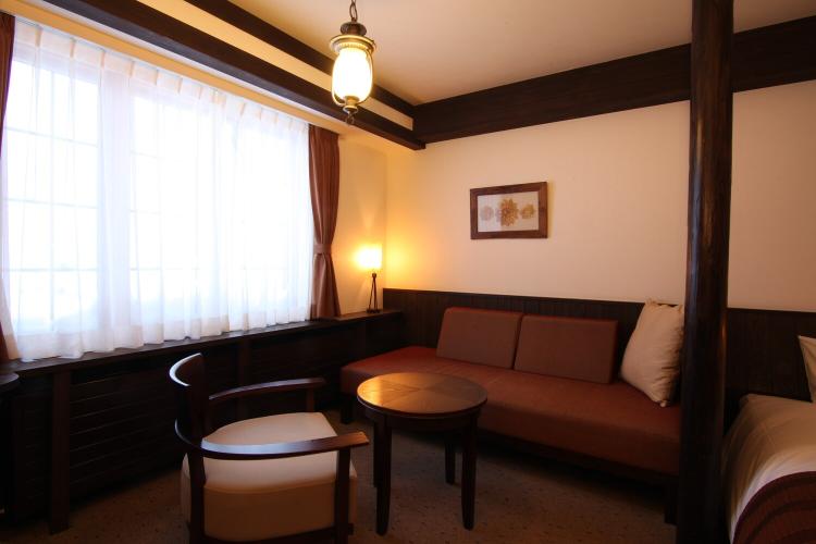 【マウントビューツイン/32平米】窓から差し込む大自然の光で心も体もリラックスできます。