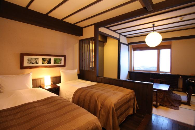 【フォレストビュークラシック(和洋室)/32平米】窓からは大雪山国立公園の原生林がご覧いただける和洋室。