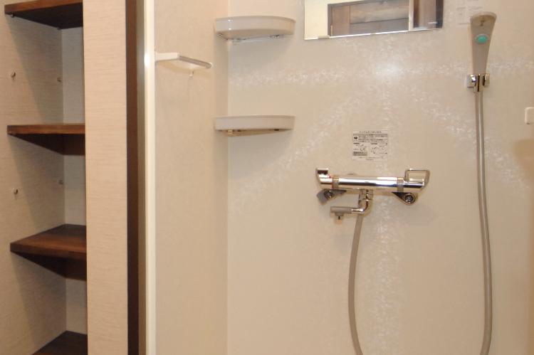 【客室設備】コンパクトで使いやすいシャワーブースを完備。※部屋タイプによる。