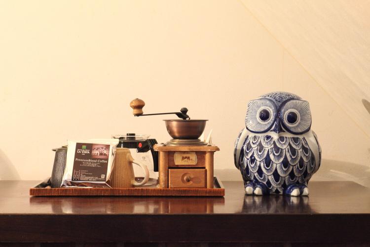 【客室備品】客室では手挽きのコーヒーが愉しめるコーヒーミルセットをご用意しております。