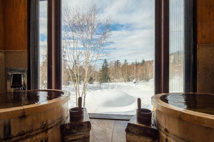 【大浴場/樽風呂】冬に包まれながら湯に浸かる極上のひとときを。