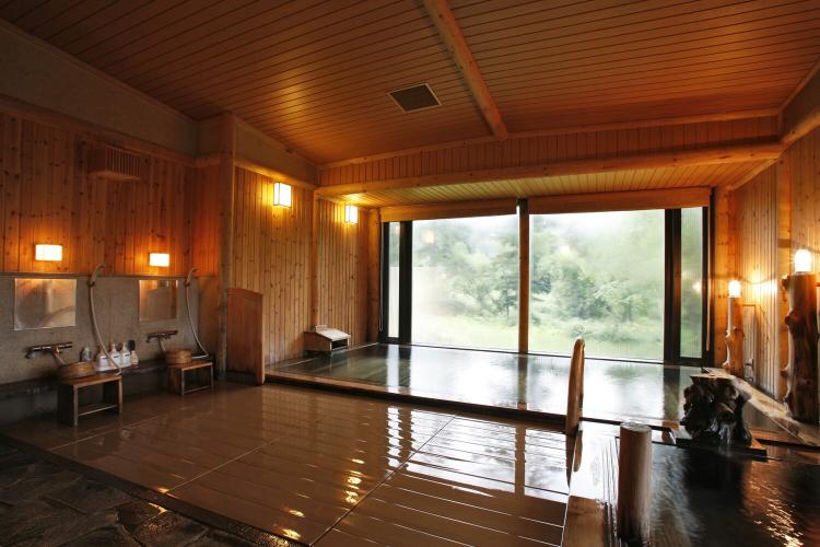 【大浴場/内湯】大きな窓からは見渡す限りの大自然。
