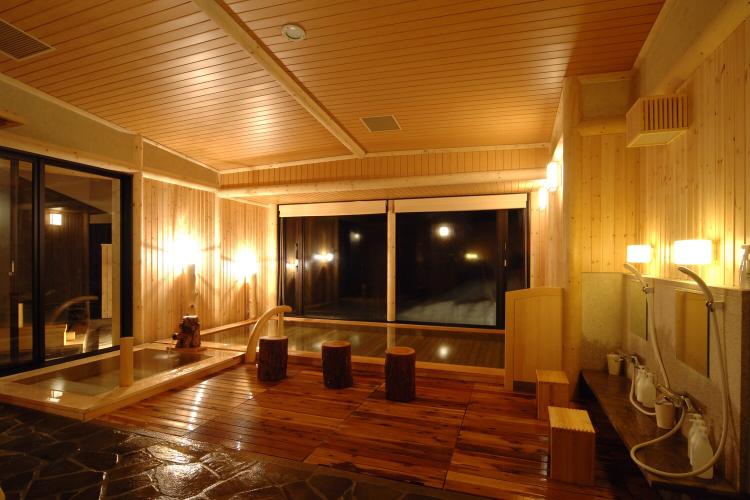 【大浴場/内湯】木の質感が落ち着く夜の大浴場。