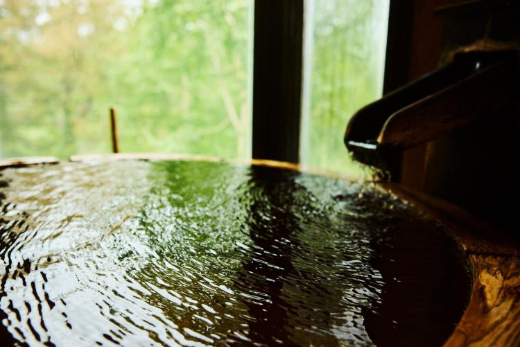 【大浴場/内湯】気品のある香りにつつまれる、かけ流しの天然温泉をお愉しみください。