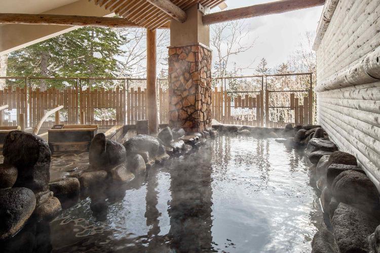 【大浴場/露天風呂】白銀の世界を眺めながら、「旭岳温泉」の湯を心ゆくまでご堪能ください