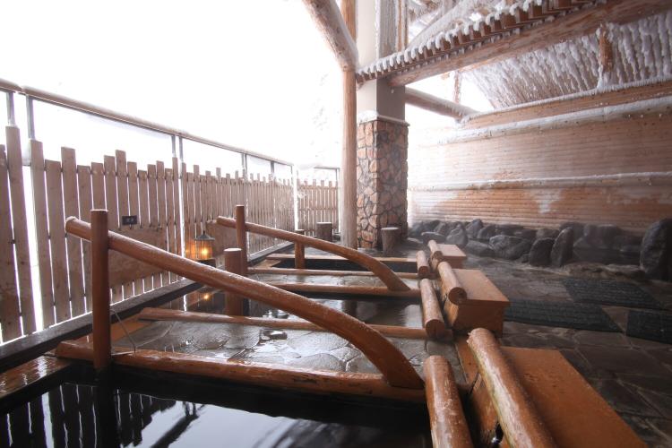 【大浴場/露天風呂】凍てつく大地で、身体をあたためる時間に。