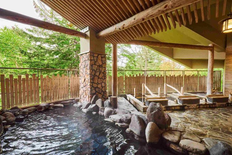 【大浴場/露天風呂】開放感あふれる露天風呂で心やすらぐ、自分へのご褒美時間に。