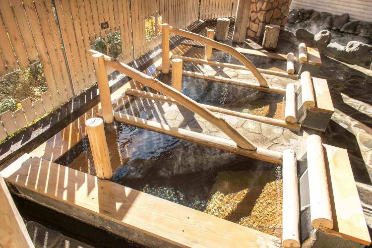 【大浴場/露天風呂】大自然の風を感じながら横になって温まる「ヒバの寝湯」をご用意。