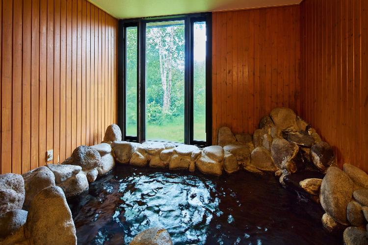 【貸切風呂/くころの湯】大雪山の岩肌を思わせる岩風呂。