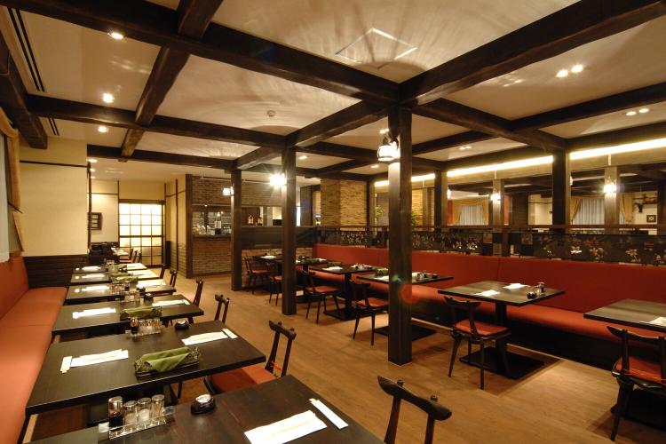 【本館1階/洋食レストラン-ノンノ-】木とレンガを素材に使ったロフト風のレストランで、素敵なお時間を。