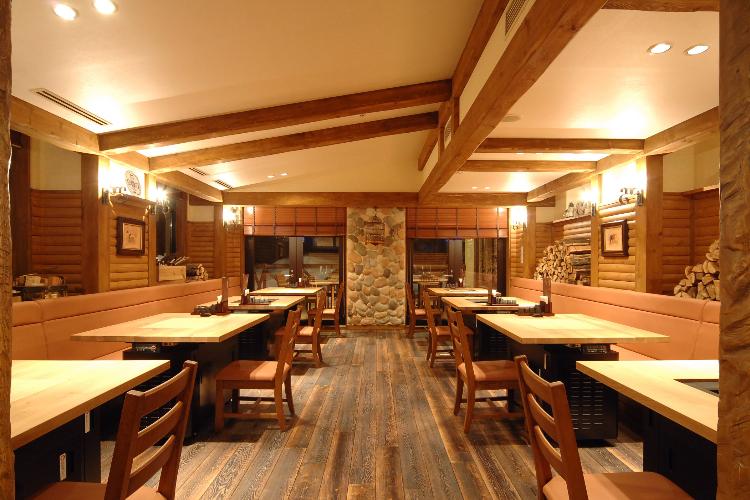 【別棟1階/和食レストラン-ヌプリ-】木と石を使った山小屋風の空間で、素朴ながらも落ち着くひとときを。