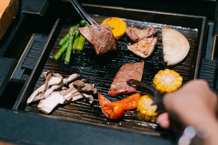 【和食レストラン-ヌプリ-】蝦夷鍋・狩人焼コース　一例