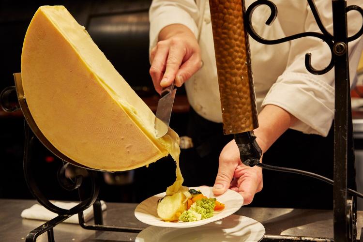 【朝食/チーズ】花畑牧場のラクレットチーズ。目の前で溶かされる熱々のチーズは絶品。