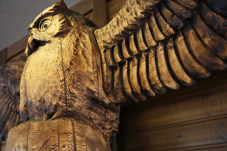 【1階/エントランス】木彫りのフクロウ2羽がお出迎え。