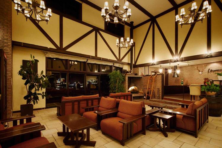 【1階/ロビー】天井も高く開放感があり落ち着いた設えのロビー。