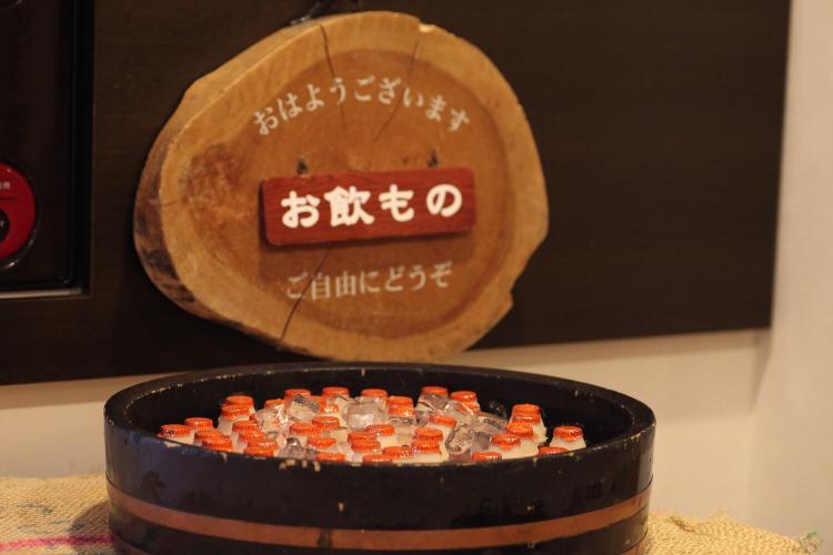 【お楽しみサービス】朝の湯上がりには、無料でお召し上がりいただける乳酸菌飲料をご用意しています。