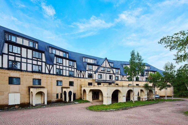 【外観/夏】ようこそ、神々の遊ぶ庭へ。