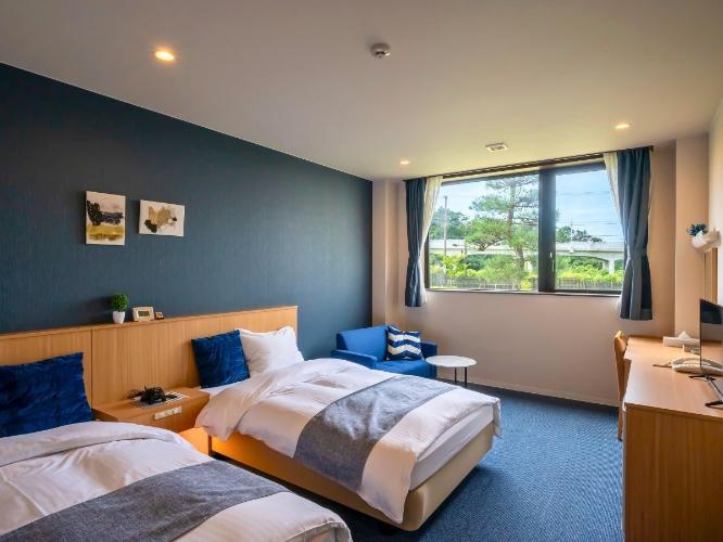 ベッド２台にミニソファセット、ご夫婦にもおすすめなお部屋です。【海いろツイン】