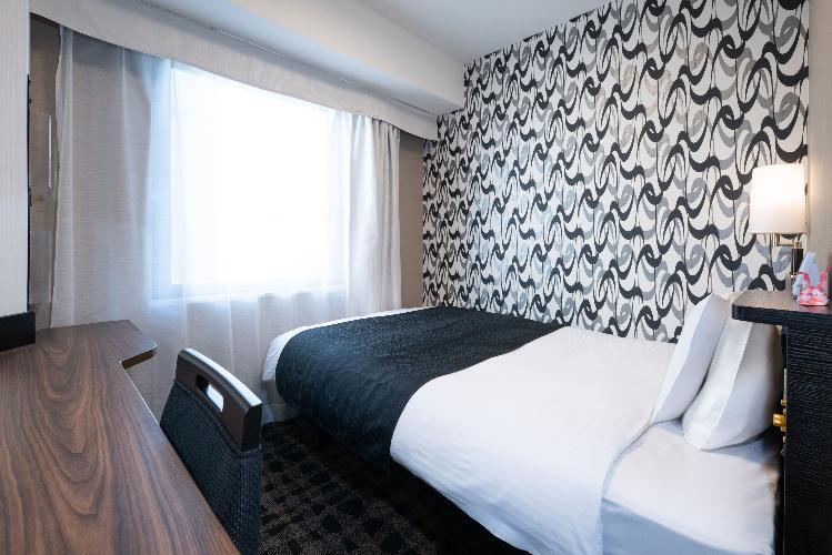 シングルルーム　広さ11平米/ベッド幅140cm×1台/ベッド下収納あり