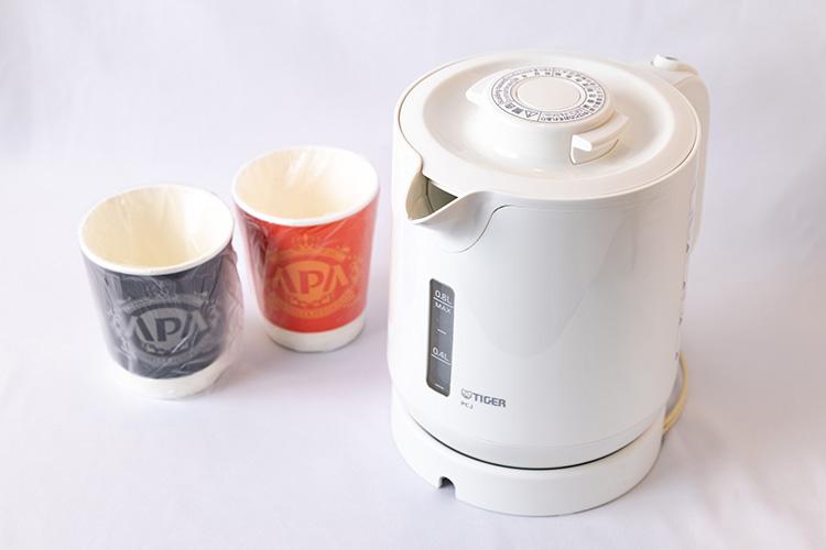 温かいお飲み物を飲めるように、電気ケトルをご用意。浴室のお水は飲料水ですのでご利用ください。