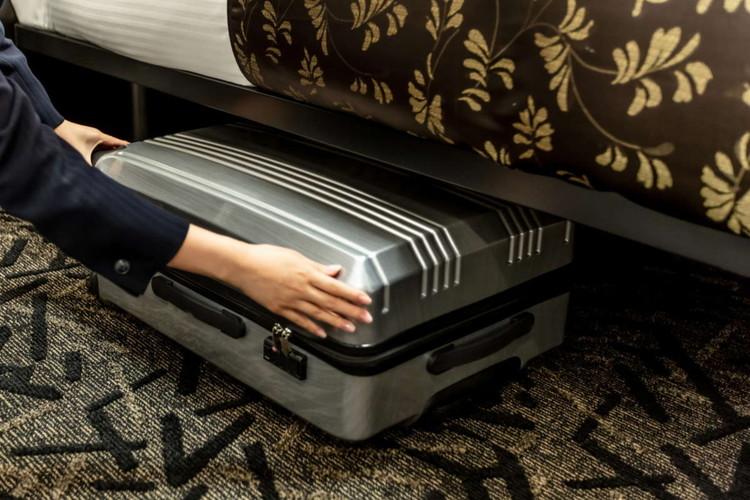 ダブルとツインのお部屋にはベッドの下に、スーツケース等のお手回り品を収納できるスペースを設けております。