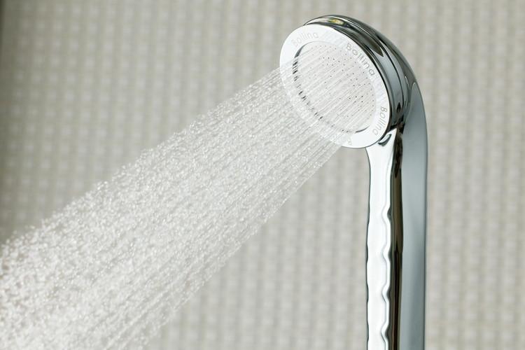 ウルトラファインバブルシャワーヘッド：超微細な気泡で爽快な浴び心地と美容作用が期待できます。