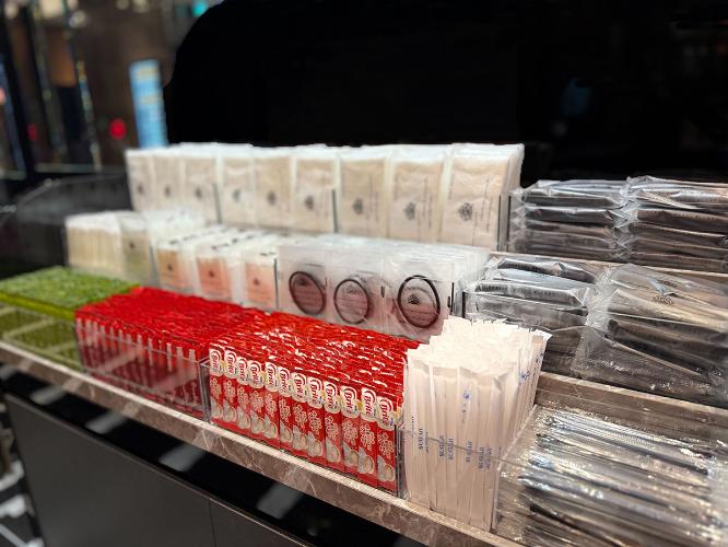 1階ロビーにアメニティバーを設置しております。必要なアメニティをお客様ご自身でお部屋までお持ちくださいませ。※歯ブラシ・ひげそりは従来通り客室バスルームに設置いたします。