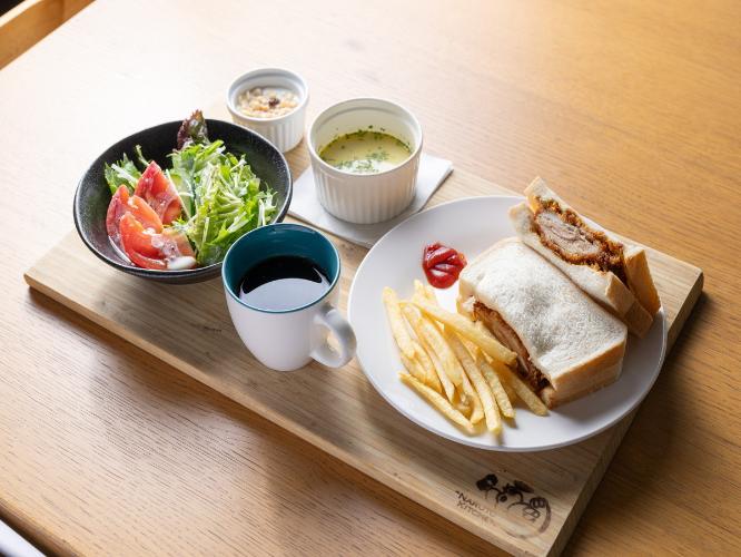 日替わり洋朝食（チキンカツサンド）