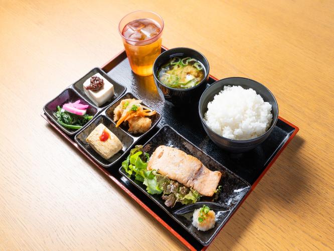 日替わり和朝食（本日の焼魚）※季節の焼魚は時季仕入れにより魚の種類が異なります。