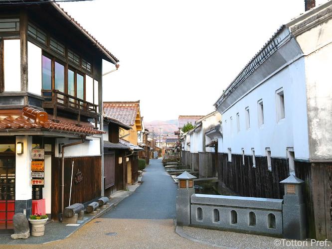 〇倉吉白壁土蔵群　＜当館より車で約12分＞