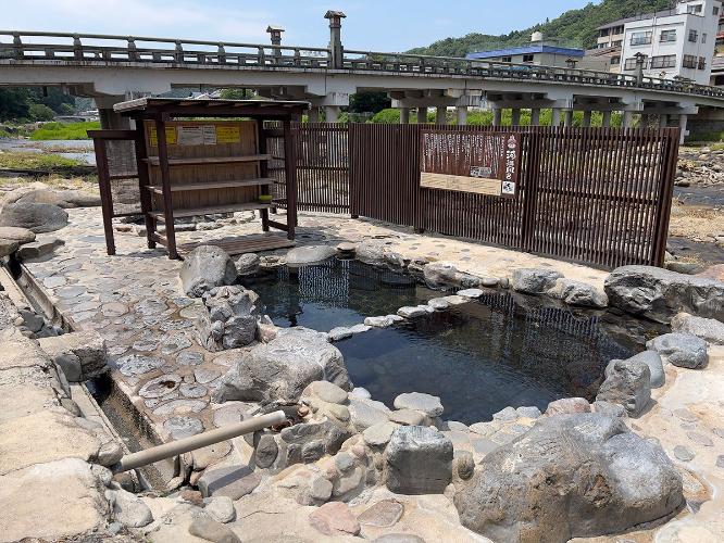 〇三朝温泉河原風呂　＜当館より車で約5分＞