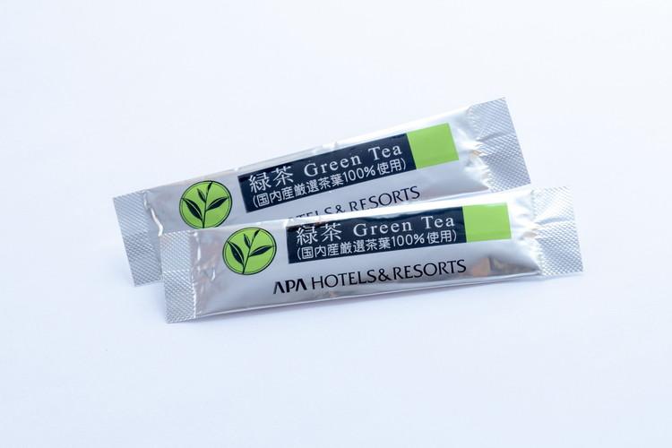 温かい飲み物が飲めるように緑茶をご用意。※アメニティバーから必要な分をお取りくださいませ。