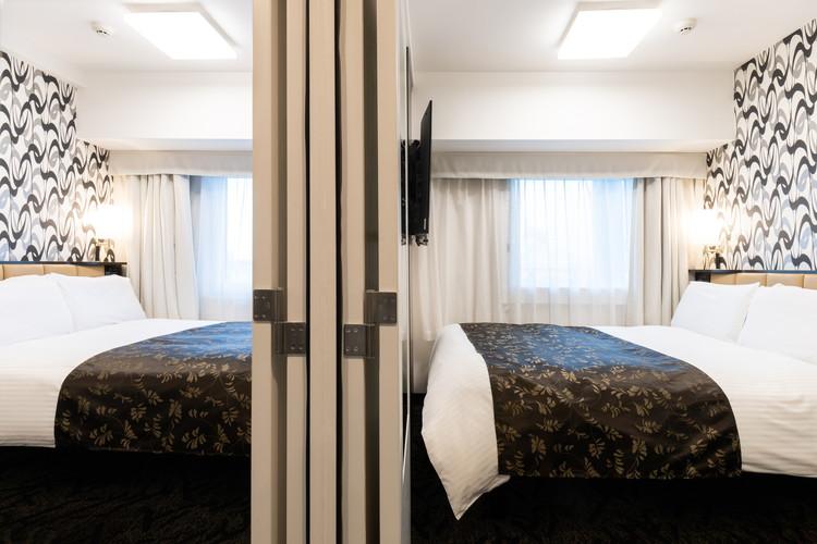 広さ11平米／ベッド幅140cm×2部屋（合計22平米・ベッド計2台）