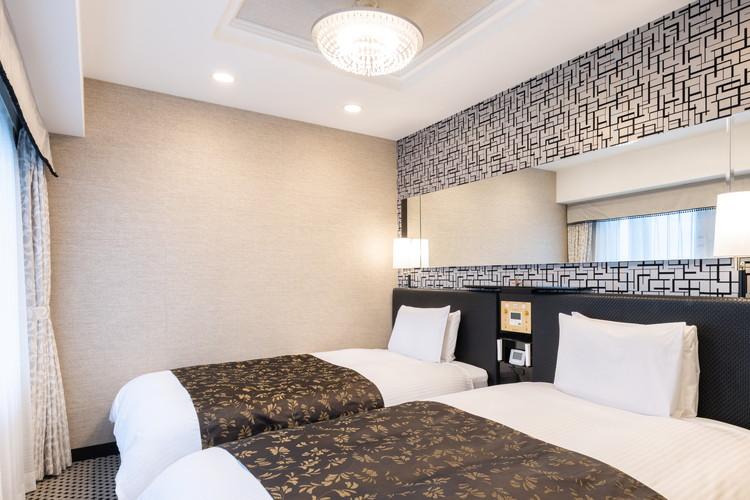 広さ27平米／ベッド幅120cm／ベッド2台／ベッド下収納なし