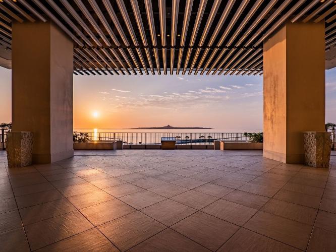 【夕景・メインエントランス】