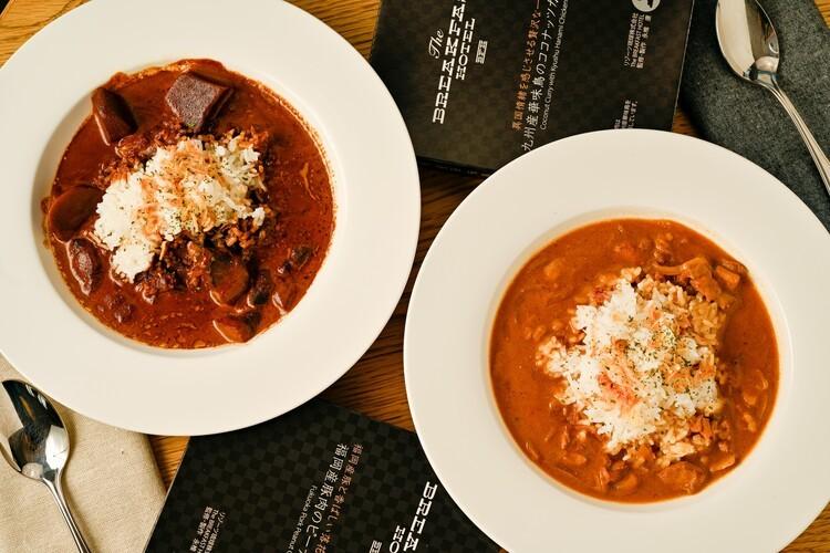 【バー】バーの夜に、ピーナッツのコクとココナッツの甘み。2種類の個性派カレーをどうぞ。