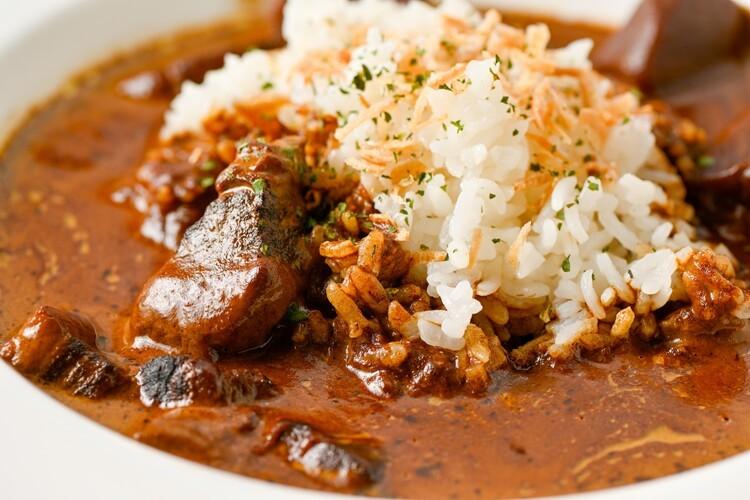 【バー】お酒と相性抜群。バーで味わう大人のカレー。