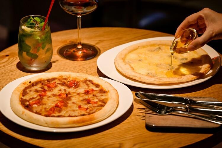 【バー】夜のご褒美、ピザとカクテルで乾杯！