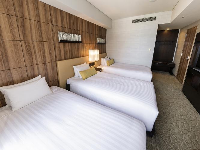 【桜島側スーペリアツインルーム 28.2平米/ベッド幅110cm】各フロア1室限定の桜島側スーペリアツイン。雄大な自然と南国の陽光を感じる広めの客室で、最大3名様まで利用可能です。