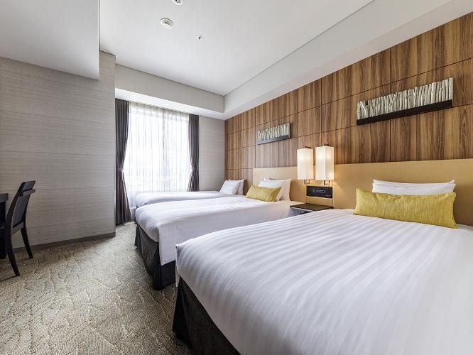 【桜島側スーペリアツインルーム 28.2平米/ベッド幅110cm】各フロア1室限定の桜島側スーペリアツイン。雄大な自然と南国の陽光を感じる広めの客室で、最大3名様まで利用可能です。