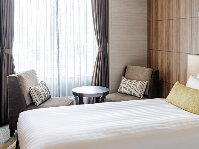 【桜島側スーペリアツインルーム 28.2平米/ベッド幅110cm】各フロア1室限定の桜島側スーペリアツイン。雄大な自然と南国の陽光を感じる広めの客室で、最大3名様まで利用可能です。