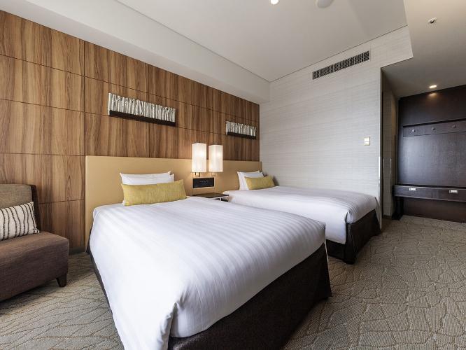 【桜島側スーペリアツインルーム 28.2平米/ベッド幅110cm】各フロア1室限定の桜島側スーペリアツイン。雄大な自然と南国の陽光を感じる広めの客室で、最大3名様まで利用可能です。